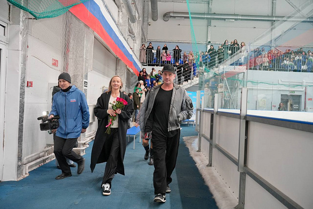 Роман Костомаров и Оксана Домнина посетили спортшколу «Дымка»