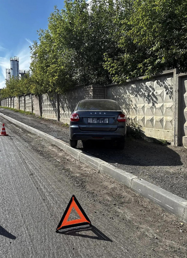 В Кирове «Лада Гранта» съехала с дороги и врезалась в забор