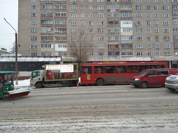 В Кирове водитель пассажирского автобуса сбил женщину и наехал на грузовик