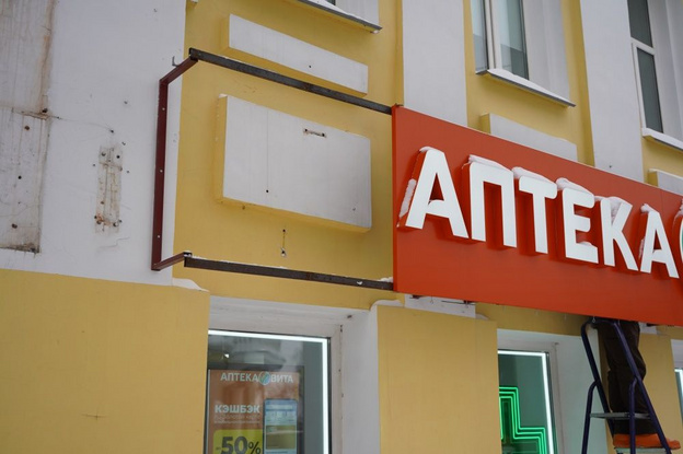 В Кирове начали демонтировать незаконные вывески