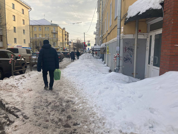 В центре Кирова управляющая компания почти неделю не могла убрать наваленный на тротуары снег
