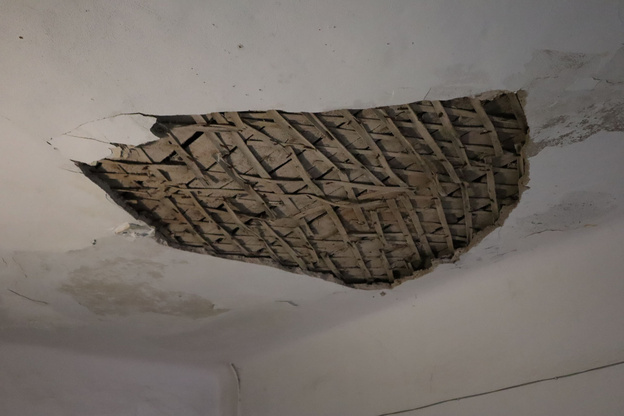 Дом в Кирове может стать аварийным из-за дырявой крыши