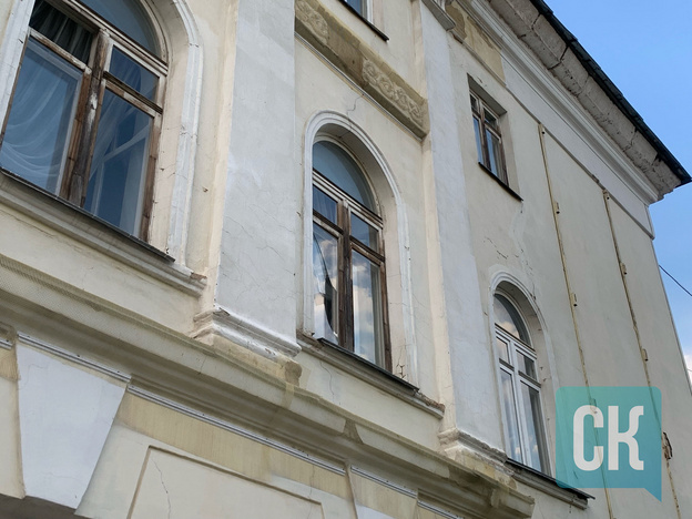 Город скорбит: кировчане несут цветы к предприятию, атакованному ракетой