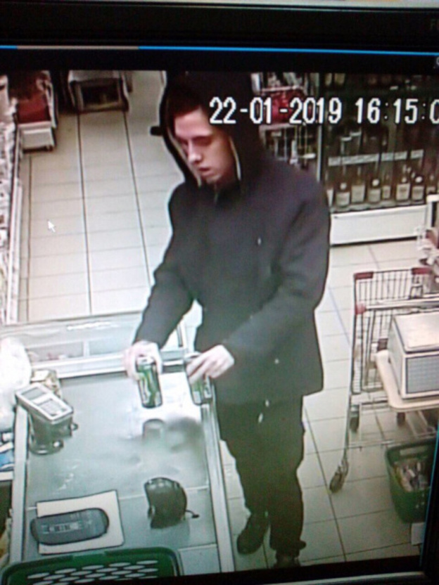 Полиция разыскивает кировчанина, обокравшего покупателя в магазине