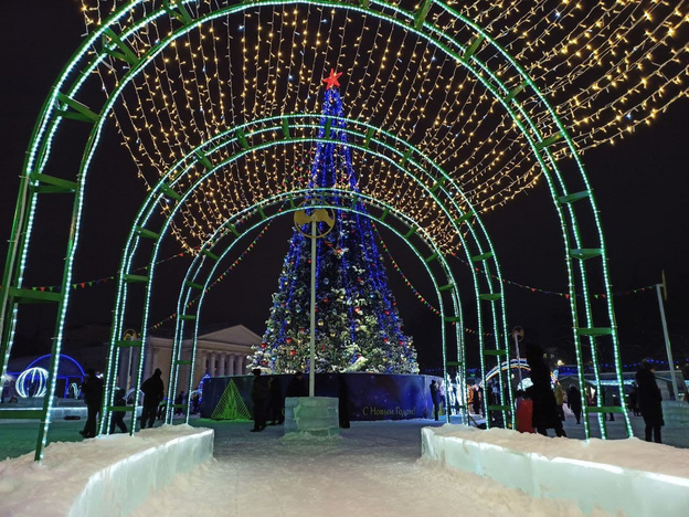 Кировчане оценили новогоднее оформление Театральной площади на «троечку»