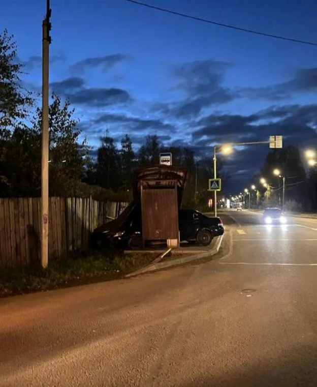 В Кирове пьяный угонщик протаранил остановку