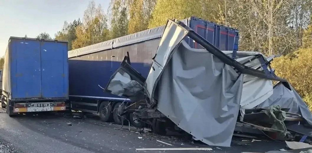 В Свечинском округе столкнулись четыре грузовика, погиб водитель