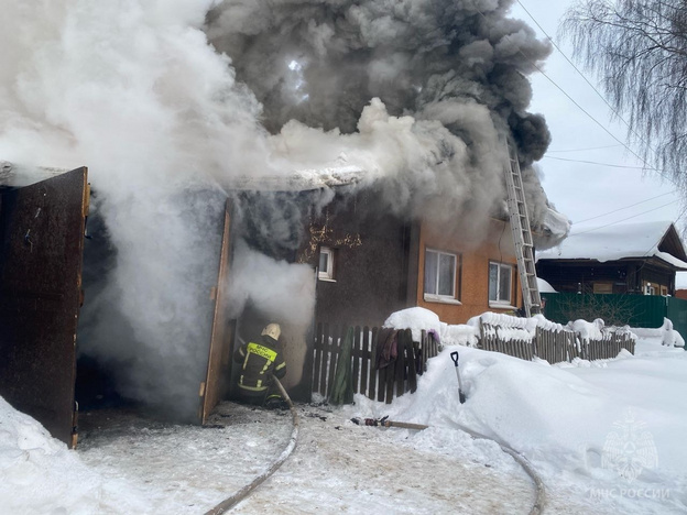 В Котельниче пожарные тушат частный дом на переулке Свердлова