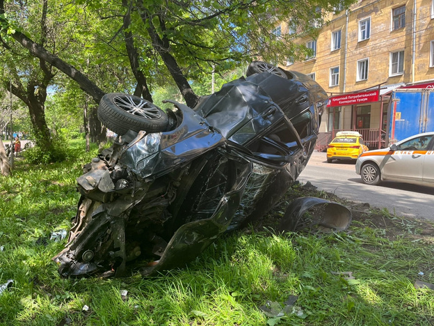 В центре Кирова автомобиль вылетел на аллею Октябрьского проспекта. Фото и видео