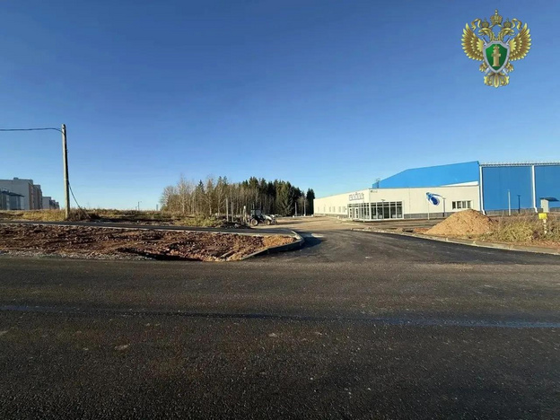 В Кирове после вмешательства прокуратуры заасфальтировали подъезд к катку