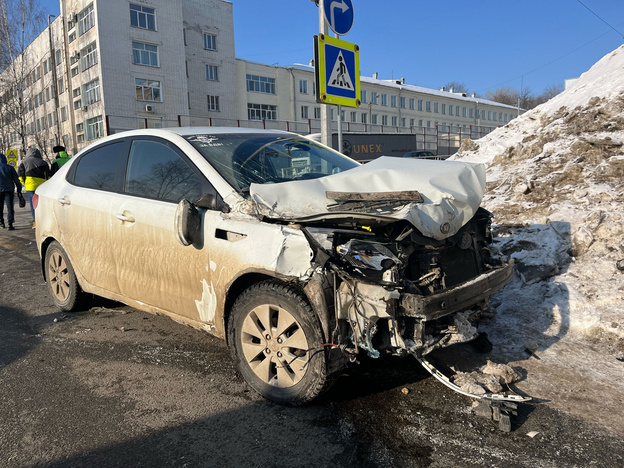 На перекрёстке Попова и Красина в Кирове столкнулись три автомобиля