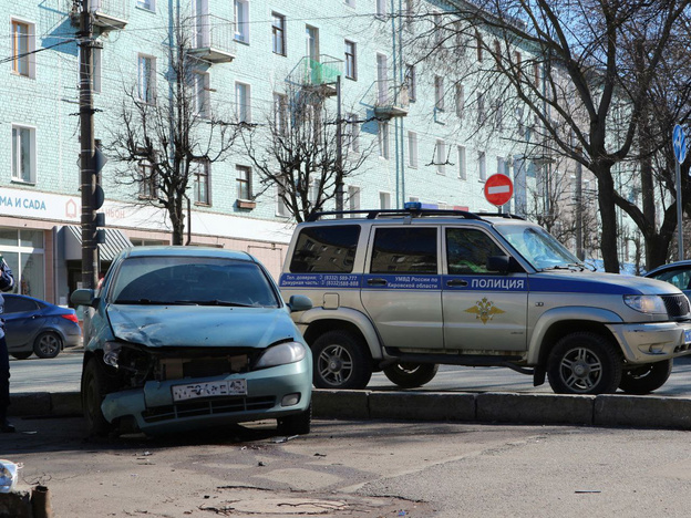 На перекрёстке Октябрьского проспекта и Спасской жёстко столкнулись два автомобиля