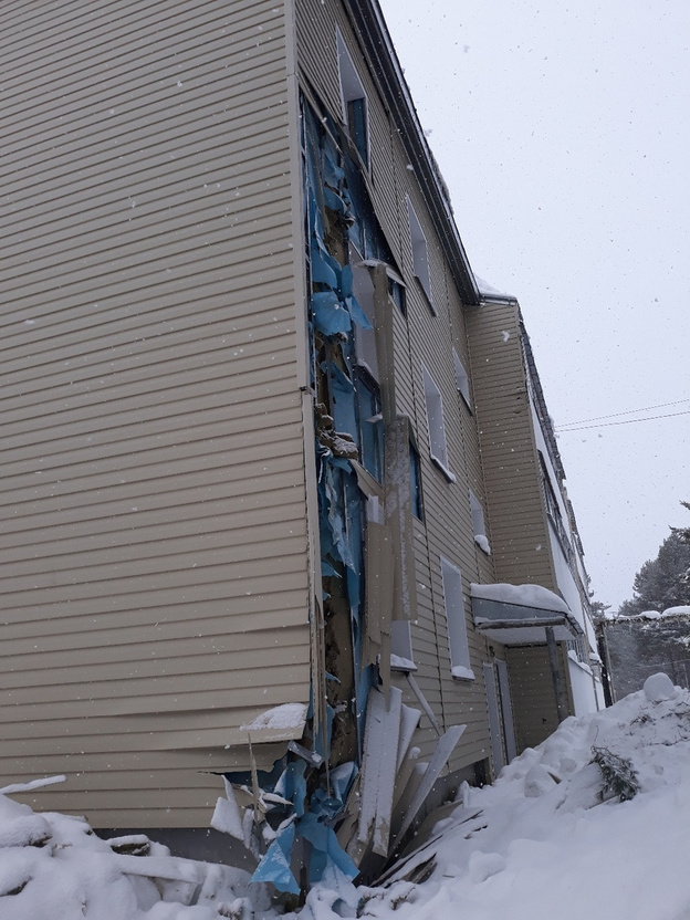 В Стрижах при очистке крыши разрушили фасад дома