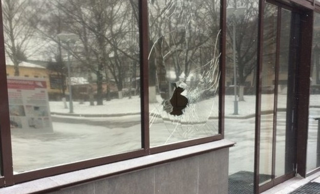 Кировчанин, метнувший кирпич в окно здания облправительства, просит компенсации морального вреда