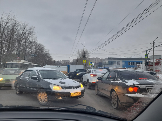 На перекрёстке улиц Солнечной и Воровского до вечера отключили светофор