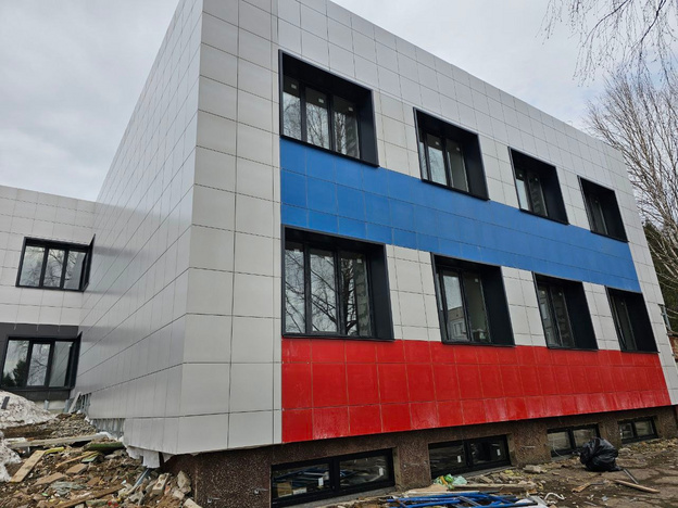 В Митино завершают облицовку фасада здания реабилитационного центра
