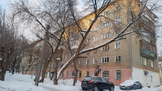 В Кирове упавшая с крыши снежная глыба травмировала 16-летнюю девушку