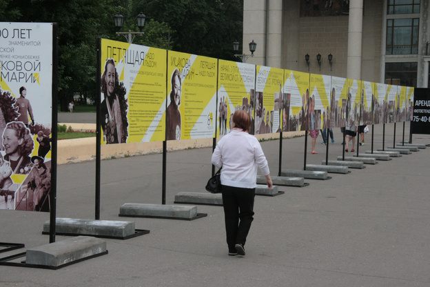 На площади у Вятской филармонии открылась выставка, посвящённая знаменитой кировской конькобежке Марии Исаковой
