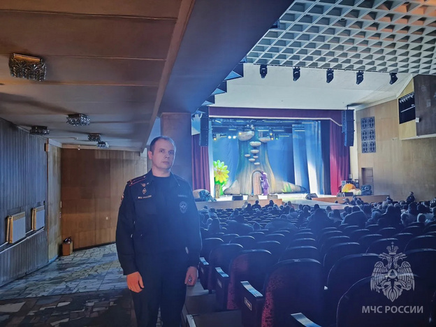 Сотрудники МЧС несут дежурство на новогодних детских праздниках в Кирове