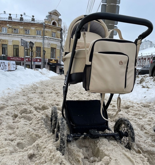 «Начерпала снег в ботинки»: после жалобы кировчанки на улице Спасской уберут снег