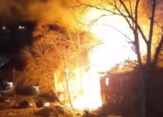 Ночной пожар на Красина: из горящего дома спасли одного человека