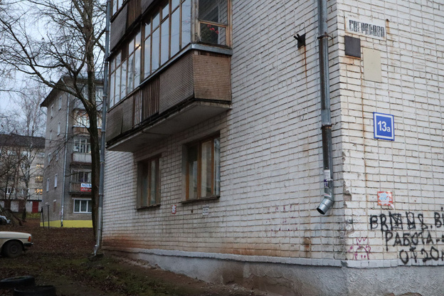 Из-за сырости в квартире инвалидов отваливаются обои и образовалась плесень. Прокуратура начала проверку