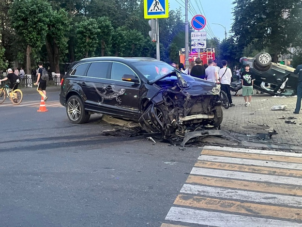 Проклятый перекрёсток: на Октябрьском проспекте произошло страшное ДТП с двумя иномарками