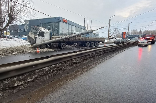 В Кирове грузовик снёс опору линий электропередачи. Из-за этого ограничили движение на Производственной