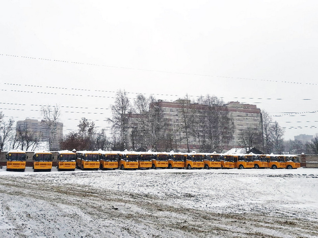 В Кирове «простаивают» новые автобусы, которые должны передать сельским школам