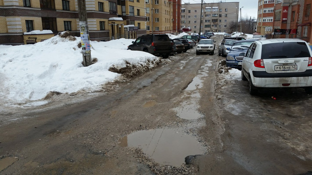 «Добираемся до дома, как по военной дороге»: кировчане жалуются на состояние улицы Красноармейской