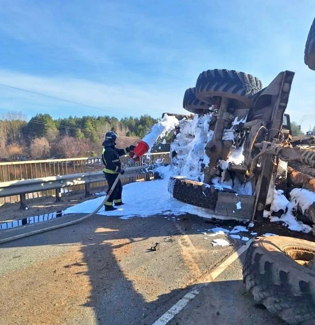 Под Кировом перевернулся лесовоз