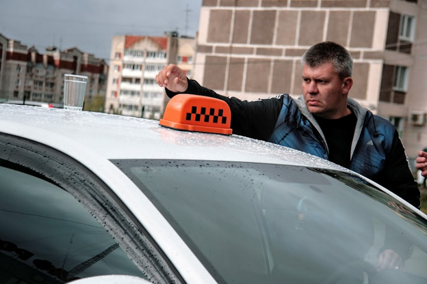 Знание города и маневрирование со стаканом на крыше: в Кирове выбрали лучшего таксиста