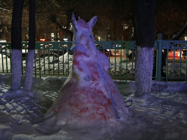 Заяц на лыжах и письмо в Кострому: во дворе у школы № 37 прошёл конкурс снежных фигур
