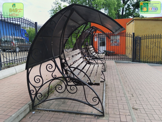 В Котельниче местные жители починили скамьи-качели