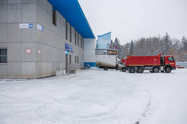 Территорию «Олимп-Арены» очищают от сугробов