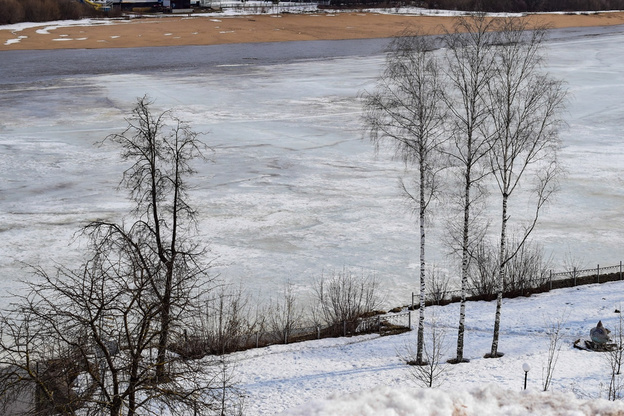 Река Вятка в Кирове начала освобождаться ото льда. Фоторепортаж