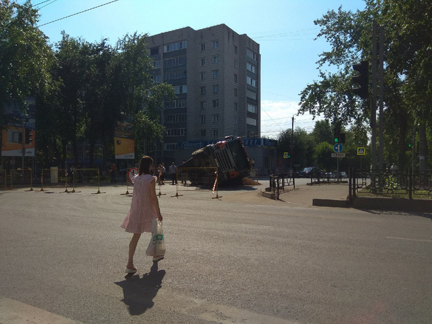 В Кирове грузовик с песком провалился под асфальт