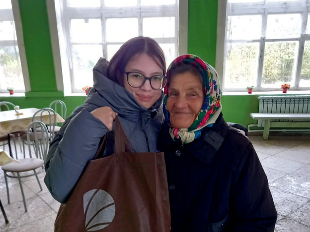 «Дороничи» старшему поколению»: в агрохолдинге вручили подарки пенсионерам ко Дню пожилого человека