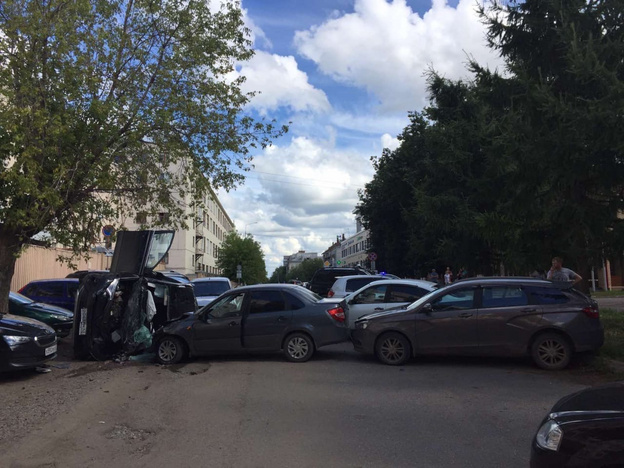Три человека получили травмы: в Кирове столкнулись шесть автомобилей