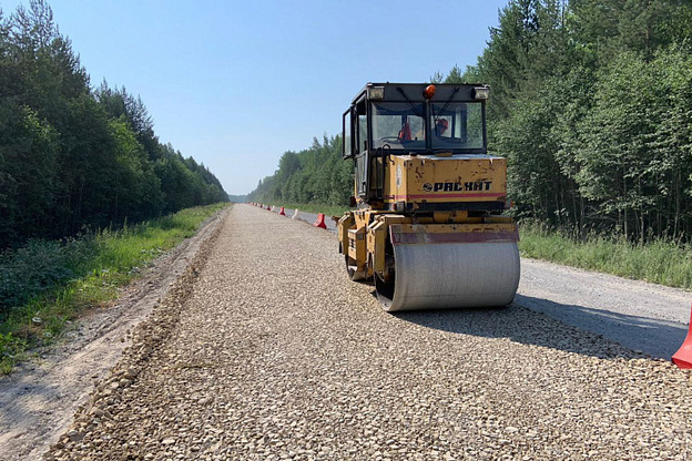 На ремонтируемом участке дороги Вазюк - Опарино начали выкладывать щебневый слой