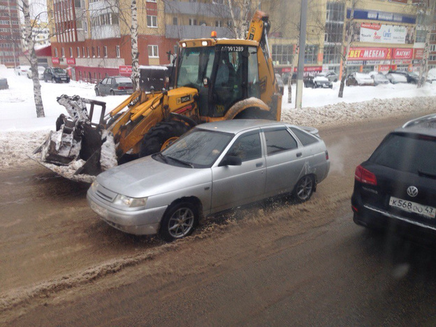 Коллапс в Кирове продолжается. На дорогах снежная каша, автобусы меняют маршруты. Фото из соцсетей