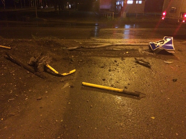 Ночью в Кирове неизвестный водитель на иномарке снёс дорожный знак