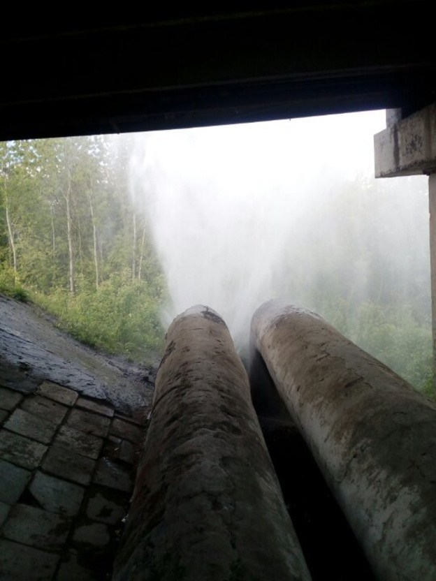Из-за прорыва трубы под мостом на Воровского бил фонтан