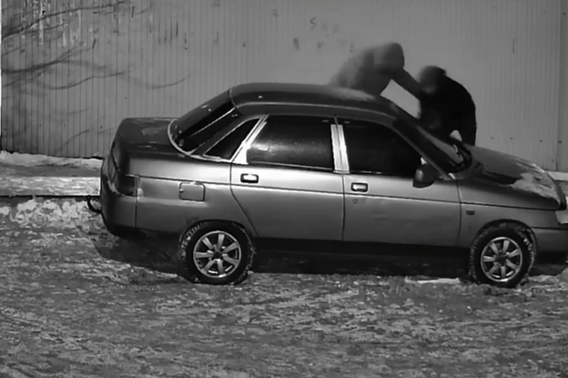 В Кирове двое хулиганов повредили несколько машин