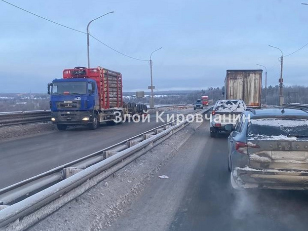 На Новом мосту ограничено движение из-за перевернувшегося прицепа лесовоза