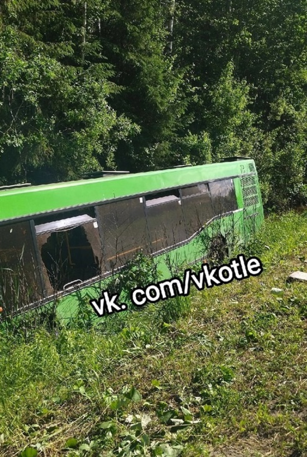 В Орловском районе автобус съехал в кювет