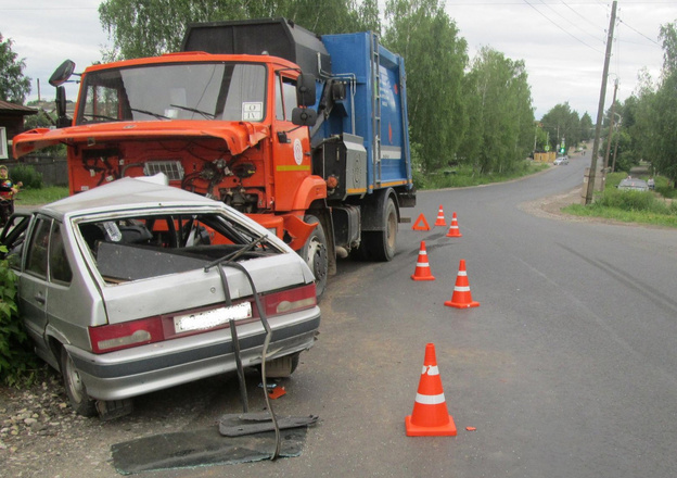 В Слободском КамАЗ въехал в ВАЗ-2114. Травмировались два человека