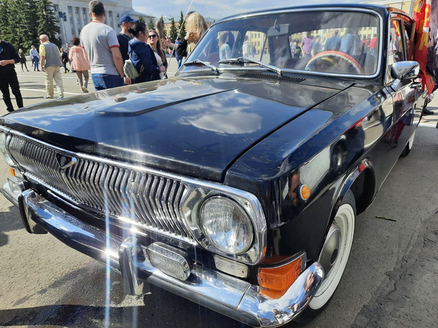 На Театральной площади началась выставка военных автомобилей. Фото