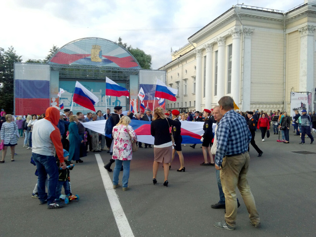 Официальное мероприятие по случаю Дня российского флага собрало не более тысячи человек