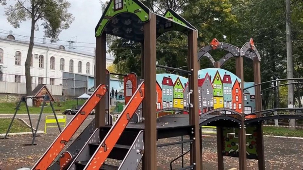 В парке «Аполло» устанавливают новый детский игровой комплекс
